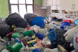 Adana’da bir evden 8 kamyon çöp çıktı
