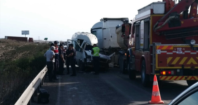 Adana’da tır ile işçi servisi çarpıştı: 4 kişi hayatını kaybetti