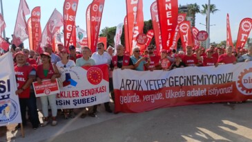 DİSK, Mersin’de ‘geçinemiyoruz’ eylemi düzenledi