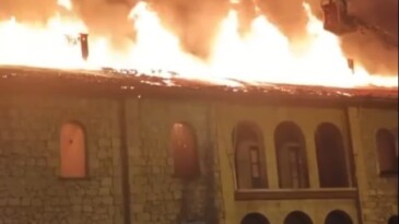 Mersin’de tarihi Halk Kütüphanesi’nde yangın çıktı