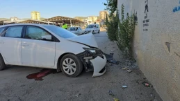 Adana’da duvara çarpan sürücü yaralandı