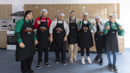 Özel gereksinimli bireyler, Mersin Büyükşehir’de hem yemek yapıyor hem paylaşmayı öğreniyor