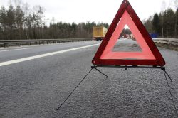 Adana’da elektrikli bisiklet otomobille çarpıştı: 3 yaralı