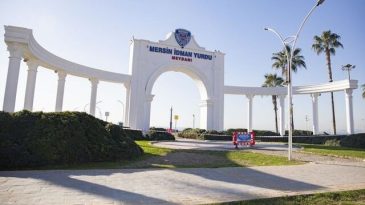 Mersin’de sahil şeridindeki taraftar meydanlarına yenileme çalışması