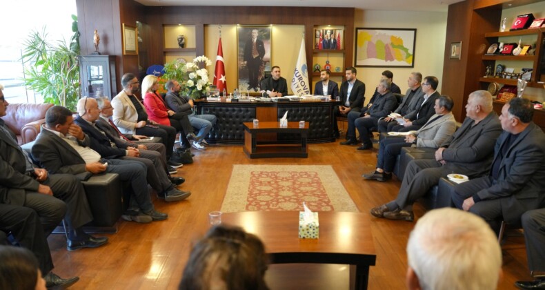Çukurova Belediye Başkanı Emrah Kozay, muhtarlarla buluştu