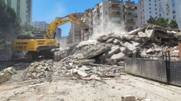 İhsan Bayram Sitesi davasında eski Seyhan Belediyesi İmar Müdürü’ne yurt dışına çıkış yasağı