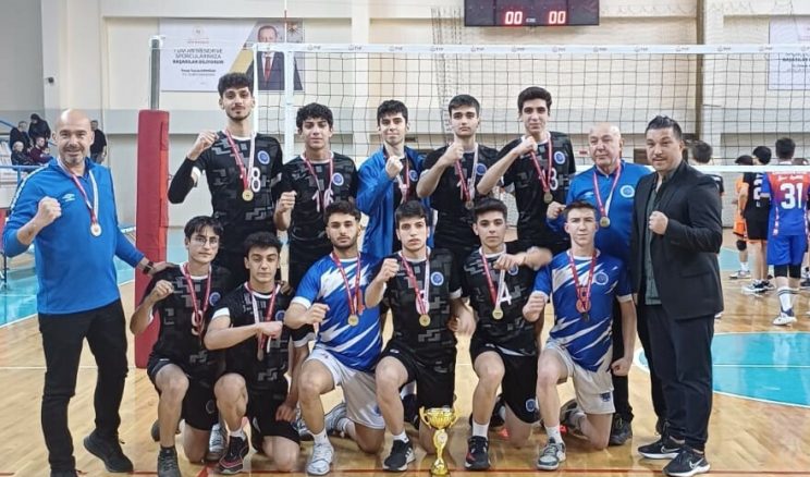 Seyhanlı genç ve küçük erkek voleybolcular, Adana Şampiyonu oldu