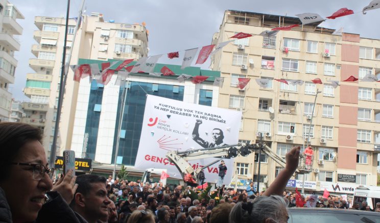 Adana’da gözaltılara protesto: “Bu bir darbedir”