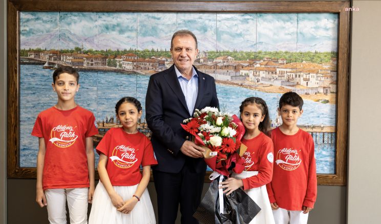 Vahap Seçer, koltuğunu çocuklara devretti