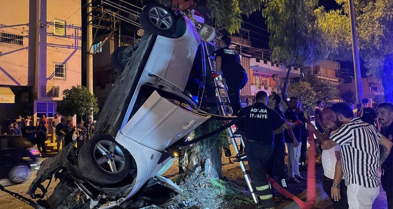 Adana’da kontrolden çıkan otomobil refüjde asılı kaldı