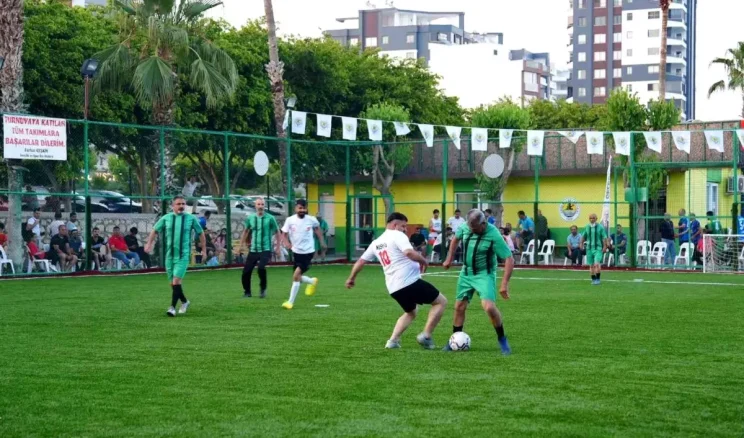 Erdemli’de 5×5 futbol turnuvası başladı