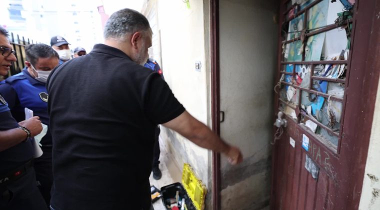 Mersin’de bir evden 10 kamyon çöp çıktı