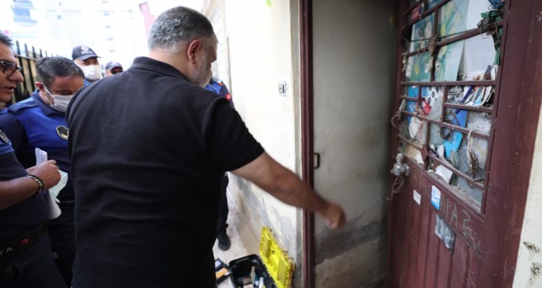 Mersin’de bir evden 10 kamyon çöp çıktı