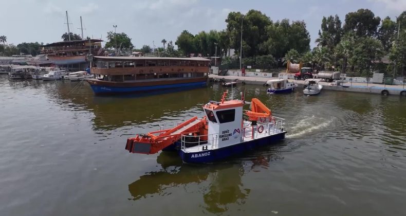 Mersin’de özel araç ve ekipmanlarla deniz temizliği yapıldı