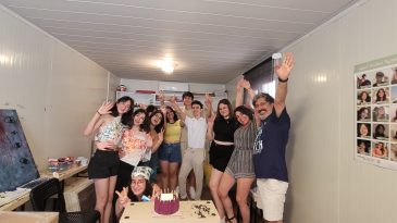 Depremden etkilenen gençler sanatın dönüştürücü etkisini anlattı: Cam Gibi Değil, Kum Gibi
