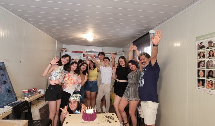 Depremden etkilenen gençler sanatın dönüştürücü etkisini anlattı: Cam Gibi Değil, Kum Gibi
