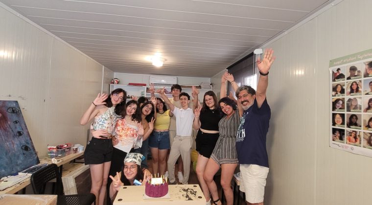 Depremden etkilenen gençler sanatın dönüştürücü etkisini anlattı: Cam Gibi Değil, Kum Gibi