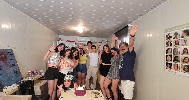 Depremden etkilenen gençler sanatın dönüştürücü etkisini anlattı: Cam Gibi Değil, Kum Gibi